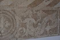 Sgrafita na zámku v Okříškách mají italský motiv mořských panen.