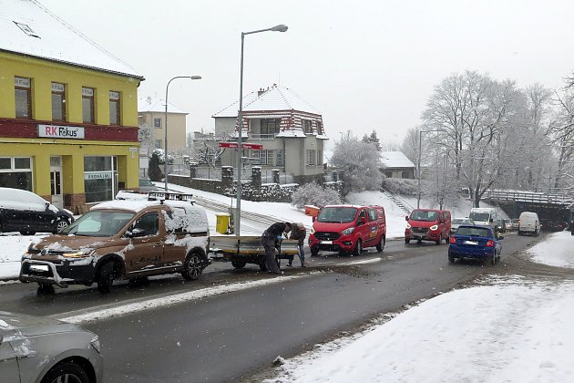 Třebíč zasypal sníh. Hlavní tahy jsou průjezdné, komplikace se místy objevují