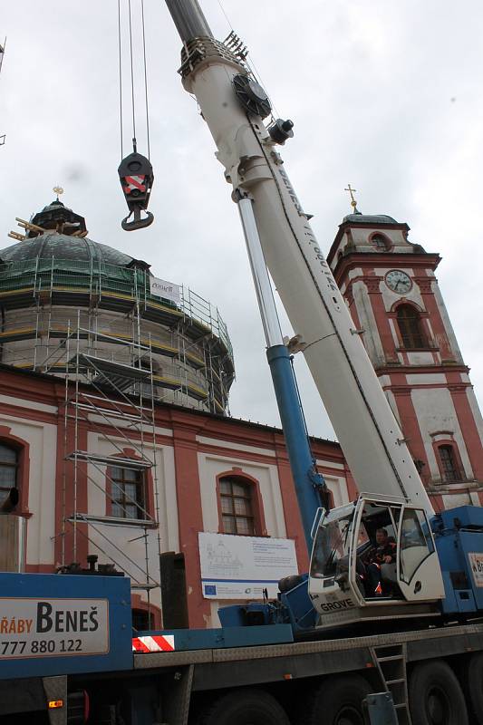 Snímání horní stříšky, takzvané lucerny, která je součástí střechy chrámu sv. Markéty v Jaroměřicích nad Rokytnou.