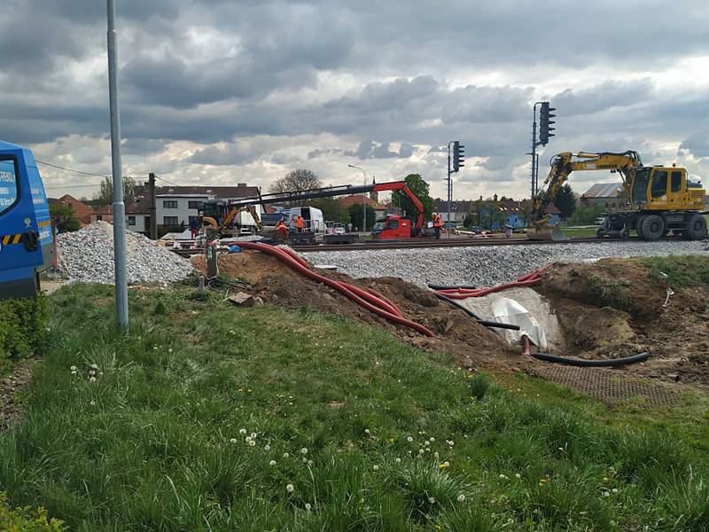 Snímek z rekonstrukce železničního přejezdu v Okříškách.