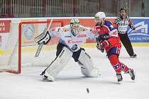 Hokejisty Horácké Slavie (v červeném) čeká první duel v novém roce. O první letošní body se porvou ve Vrchlabí.