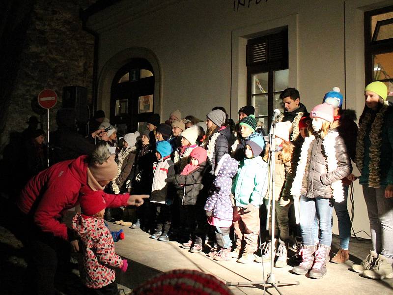 V Třebíči si lidé přišli společně zanotovat na prostranství před Zadní synagogou.