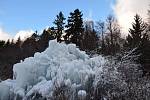 Kouzelný ledopád najdou výletníci vedle tábořiště u rybníka Horní Mrzatec na okraji obce Lhotky