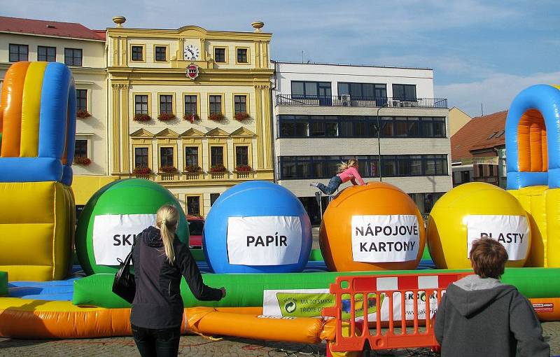 Že vzdělávání kolem třídění odpadu může být také zábava, ukázala skupina studentů v sobotu na Karlově náměstí v Třebíči. 