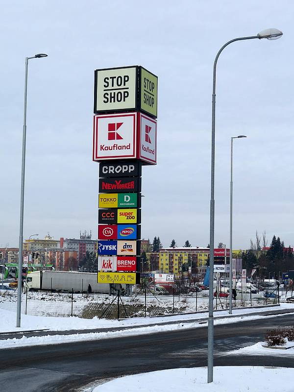 Obchody v třebíčském Stop-Shopu sice avizují slevy až 50 %, zájem o koupi ale příliš velký není.