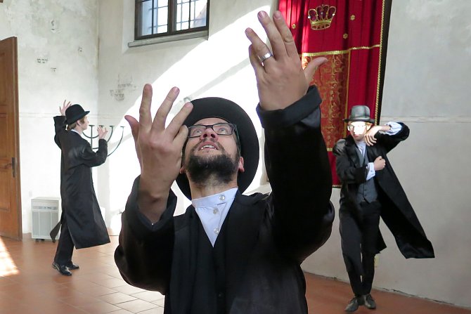 Na den státního svátku 28. října návštěvníci Zadní synagogy absolvovali nejen běžnou prohlídku, ale naučili se i základům židovských tanců v podání děvčat a chlapců ze skupiny Yocheved.