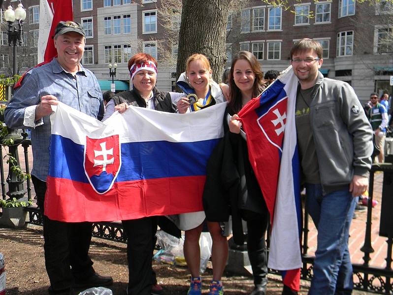 BOSTONSKÝ MARATON. Patrícia Gánovská (uprostřed) se do cíle nejstaršího světového maratonu dostala v čase 3:08:24 a mezi ženami obsadila třístou příčku.