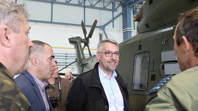 Do útrob vrtulníků cvičících armád se podíval ministr i šéf senátu