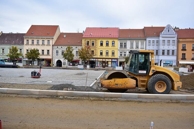 Ve východní části už je vydlážděné budoucí parkoviště.