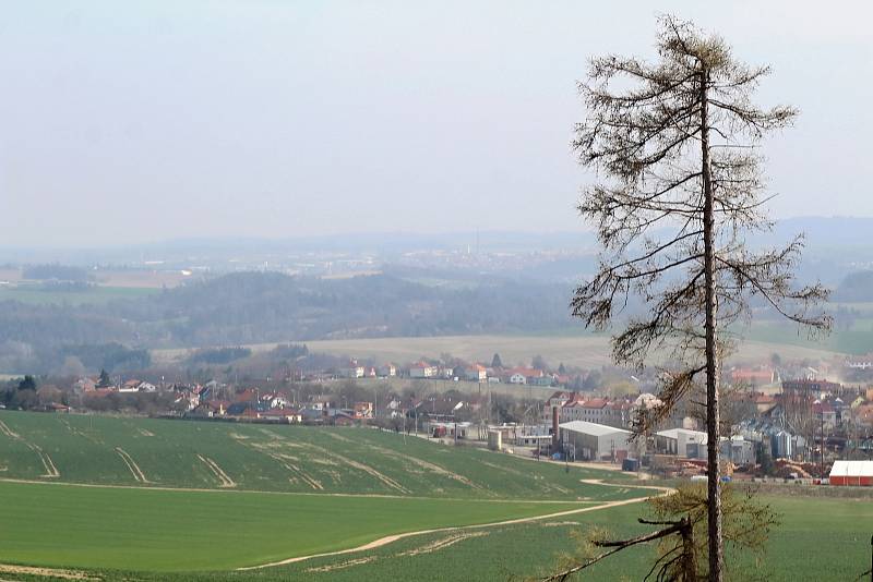 Pod bývalou skládkou sklářských kalů leží obce Okříšky a Přibyslavice.