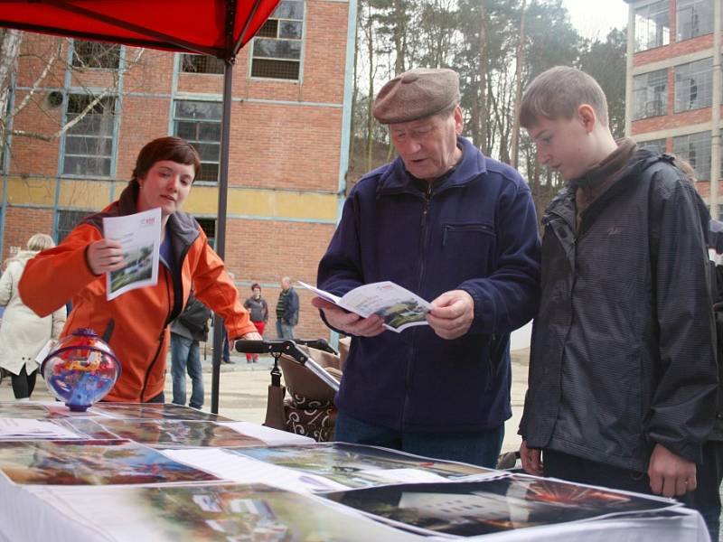 Na akci pořádanou městem Třebíč a Domem dětí a mládeže se do areálu bývalé obuvnické fabriky v Borovině sešlo až pět set lidí. Děti si mohly vyzkoušet hry a soutěže a dospělí se podívali, jak bude vypadat prostředí vytvořené pro jejich potomky.