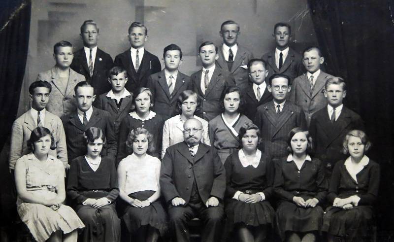 Leonhard Smrček (vlevo nahoře) na maturitní fotografii se svou třídou z gymnázia. Foto: archiv Zdeňka Smrčka
