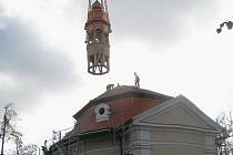 Vyzvednutí a usazení věže na střechu kostela dělníkům zabralo deset minut.