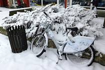 Sdílená kola si lidé v Třebíči půjčují i v zimě. Ve městě budou jezdit i v dalších měsících.
