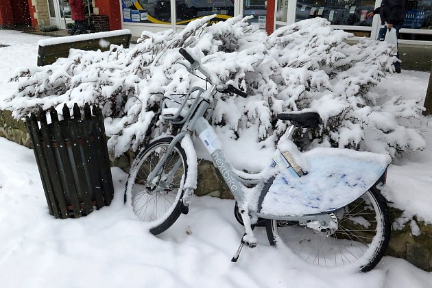 Sdílená kola lidé v Třebíče využívají i v zimě. Ve městě zůstanou i nadále