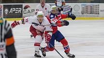 Třebíčští hokejisté (v červenomodrých dresech) na svém ledě podlehli Slavii 2:4 a do čtvrtfinále play-off Chance ligy se nepodívají. Sezona jim končí!