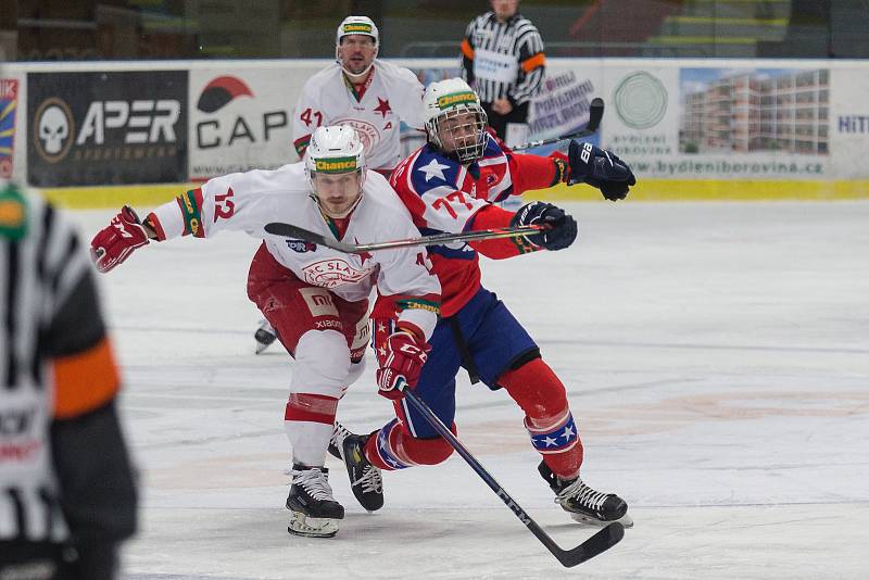 Třebíčští hokejisté (v červenomodrých dresech) na svém ledě podlehli Slavii 2:4 a do čtvrtfinále play-off Chance ligy se nepodívají. Sezona jim končí!