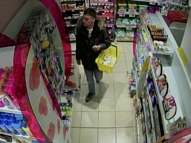 VIDEO: Kamery zachytily muže, který kradl drogistické zboží