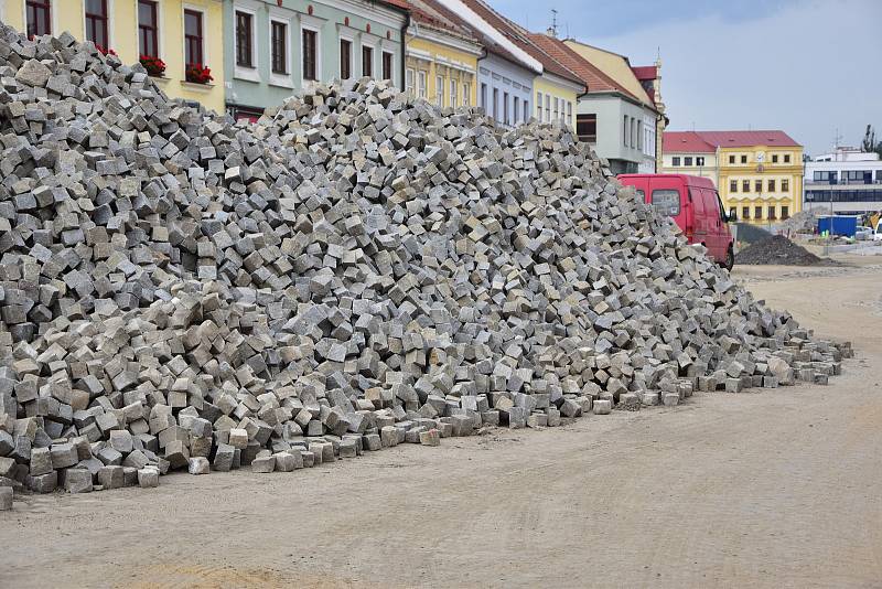 Revitalizace Karlova náměstí v Třebíči se přesunula na spodní stranu, na horní straně mezitím dláždí chodníky a cesty