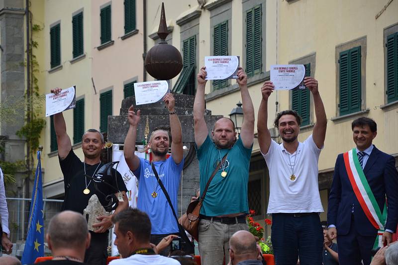 Ze soutěže v italském městě Stia, kde se konalo evropské kovářské bienále.