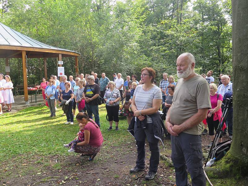 Mše na Mařence (711 m n. m.) nejvyšším vrcholu Třebíčska, pod zdejší rozhlednou, která letos slaví deset let od svého vzniku.