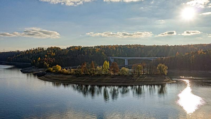 Nízký stav vody Dalešické přehrady nabízel mimořádnou podívanou a umožnil vstoupit na místa, která jindy bývají zatopená.