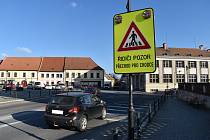 Kritickým místem průtahu Jaroměřicemi je zatáčka mezi zámkem a radnicí.