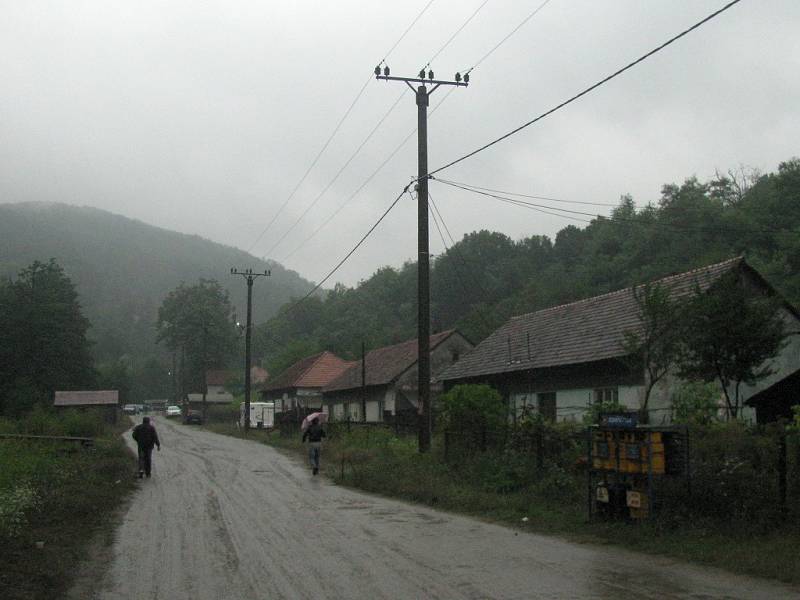 Vesnička s necelými třemi sty obyvateli se nachází v údolí potoka a jenom projít ji celou je pořádný výkon. Od křížku přes hospodu u Medvěda, kemp a areál festivalu v sousední vsi to jsou asi čtyři kilometry.