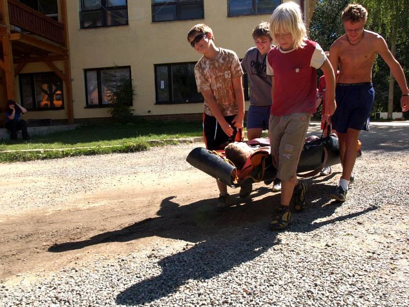 Slaňování, transport raněných, vybavění potápěčů a střelců či hledání zavalených osob cvičenými psy. S tím vším se včera seznámily děti na táboře Březová. Některé z nich se možná v budoucnu stanou vojáky.