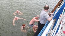 Třebíčští otužilci využili plavbu lodí Horácko ke koupeli v Dalešické přehradě. 