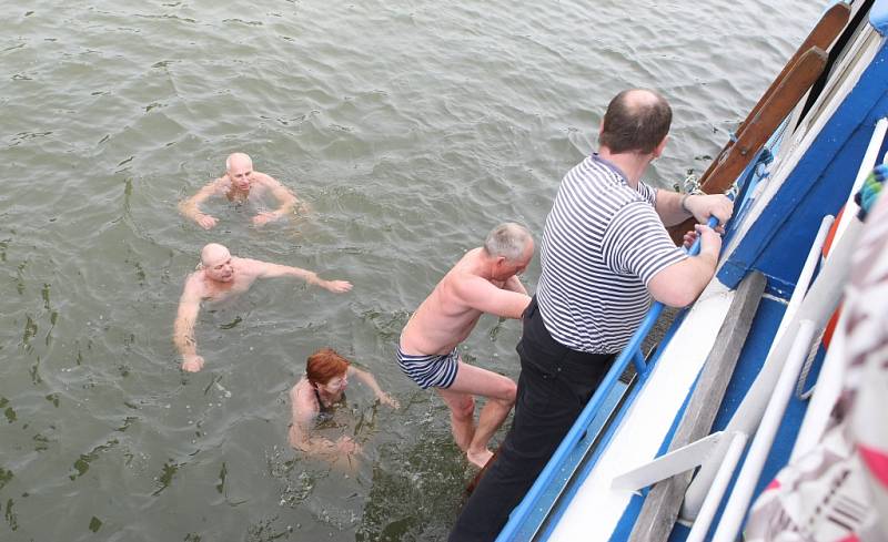 Třebíčští otužilci využili plavbu lodí Horácko ke koupeli v Dalešické přehradě. 