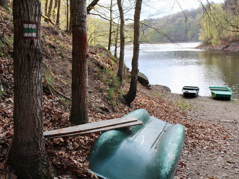 Podél Dalešické přehrady vede nová zelená turistická značka. Turisty zavede přímo k vodě, na místa s poutavými výhledy.