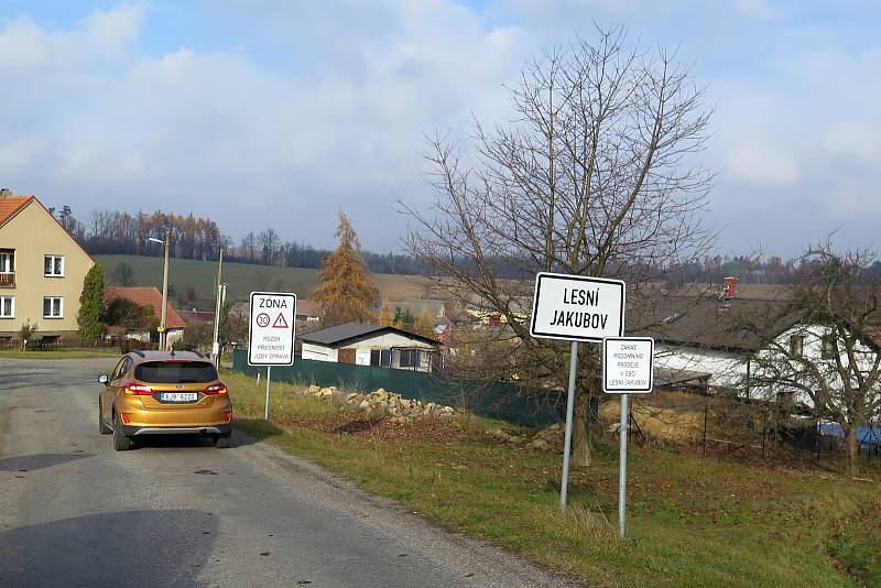 Lesní Jakubov leží asi dva kilometry od Rapotic. Vede do něj jen jedna silnice, s autem se dál nedostanete, musíte přesednout na kolo.