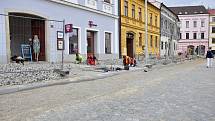 Revitalizace Karlova náměstí v Třebíči se přesunula na spodní stranu, na horní straně mezitím dláždí chodníky a cesty