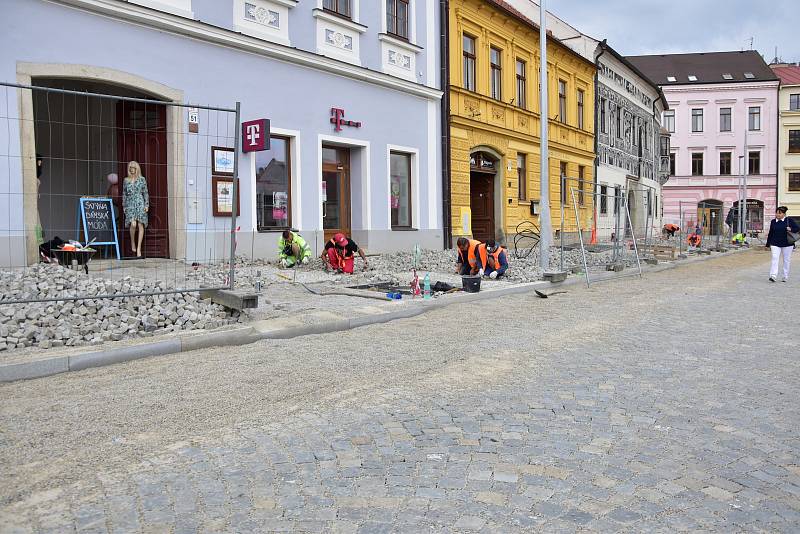 Revitalizace Karlova náměstí v Třebíči se přesunula na spodní stranu, na horní straně mezitím dláždí chodníky a cesty