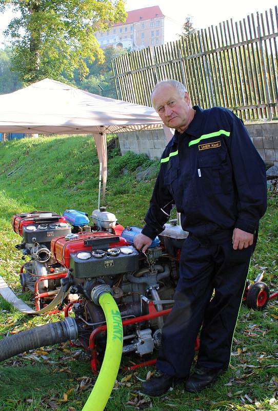 Námětem cvičení hasičů z náměšťského okrsku byla dálková doprava vody k zámku.