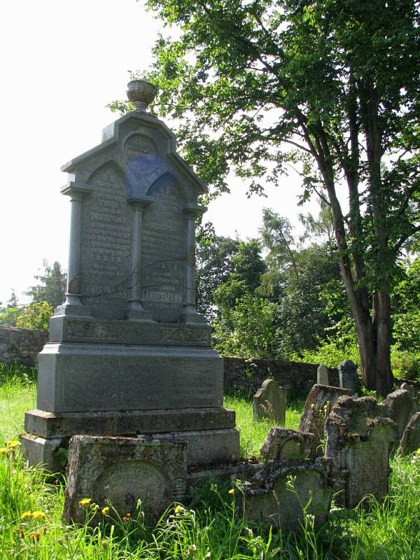 Hřbitov v Polici byl založen nejpozději ve století sedmnáctém.