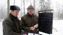 Jaroslav Šíma (vlevo) z revíru Příštpo u Jaroměřic nad Rokytnou a Aleš Rusek (vpravo), lesní správce pro Třebíčsko, ukazují lapač kůrovců, na který mohou lidé už koncem března narazit v lesích. 