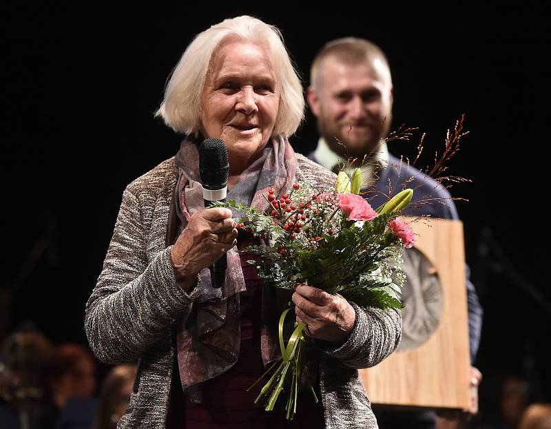 Spisovatelka Ludmila Klukanová přebírá ocenění Kraje Vysočina Kamennou medaili 7. listopadu 2019.