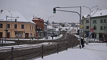 Prvního letošního sněhu se dočkali na začátku prosince i na Třebíčsku. Nadílka způsobila dopravní komplikace.