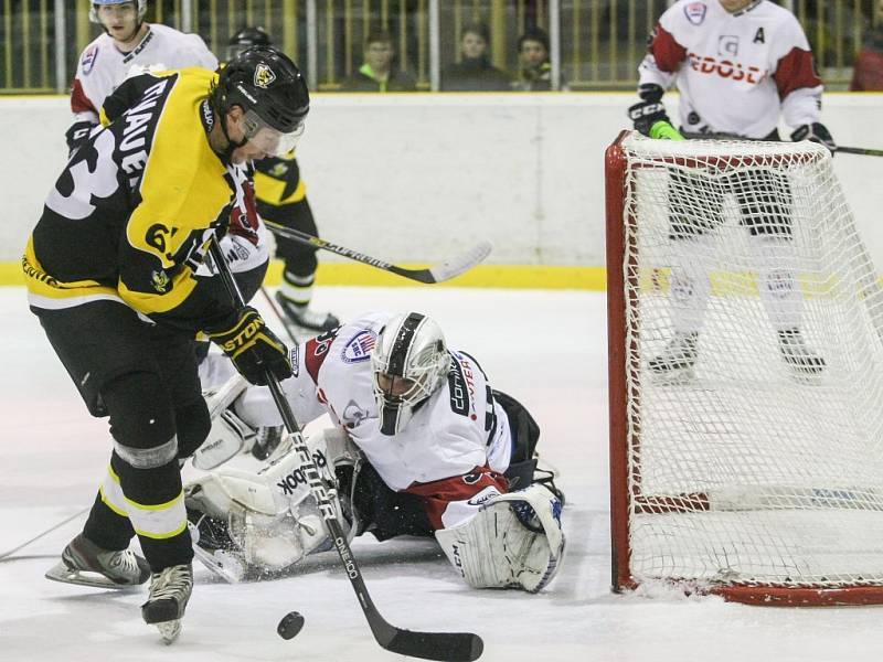 Hnacím motorem ve druholigovém play-off je podle slov trenéra Moravských Budějovic (v černém) Augustina Žáka touha po vítězství. „Kluci sami chtějí uspět,“ řekl kouč Žihadel.