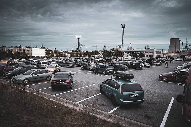 Autokino pod chladicími dukovanskými věžemi.