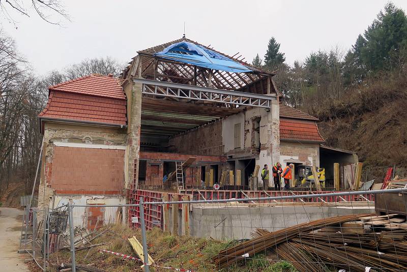 Sokolovna stojí na skále. Kvůli ní se musel projekt přepracovávat. Kdyby se skála z větší míry narušila, mělo by to vliv i na budovu.