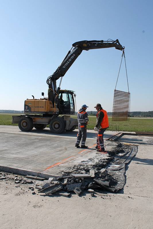 Od úterý 3. října mají zákaz přistávat křídlaté letouny na vojenském letišti u Náměště nad Oslavou. Kvůli rekonstrukci části pojezdové dráhy a plochy před hangárem pro techniku údržby. Dělá se nový železobetonový povrch na ploše tři tisíce metrů čtvereční