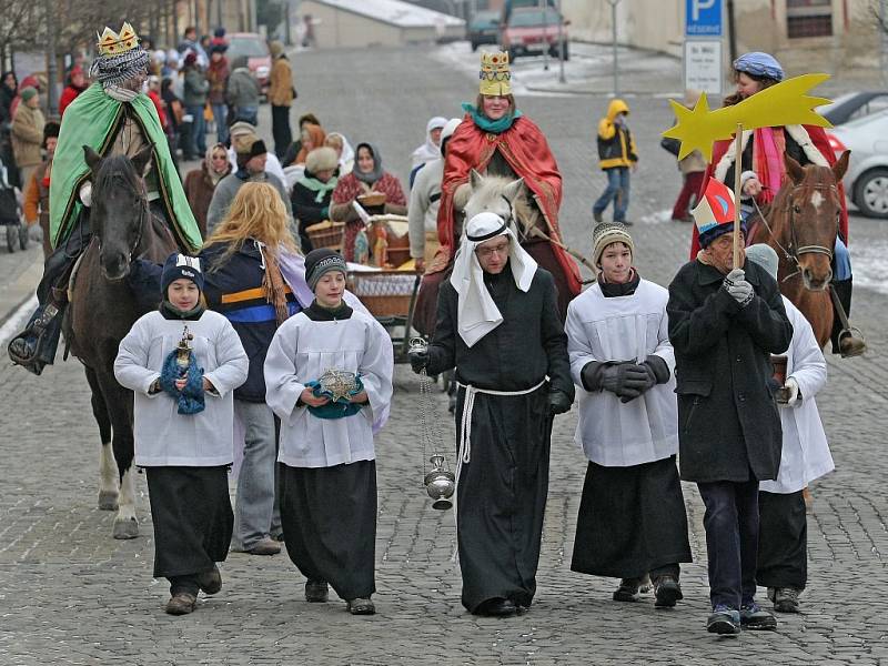 Průvod Tří králů prošel v sobotu Náměští nad Oslavou.