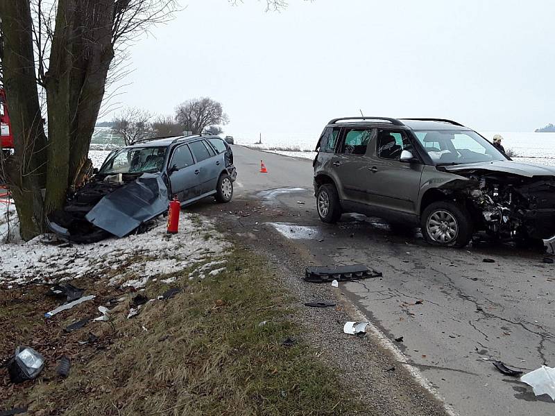 U Lovčovic se v pátek 24. ledna 2020 srazila dvě auta.