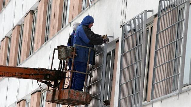 Okna na budově rapotické věznice začínají pokrývat mříže.