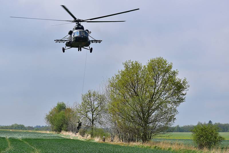 Vojáci předvedli slaňování z vrtulníku.