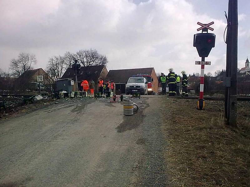 Osobní vlak, jezdící na trati Jemnice – Okříšky, se v pátek dopoledne srazil s nákladním automobilem na železničním přejezdu u Horního Újezdu.