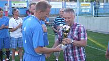 Ocenění po okříšském finále Poháru OFS Třebíč dostala trojice rozhodčích, poražený tým Starče a vítěznou trofej pak z rukou předsedy Okresního fotbalového svazu Radka Zimy převzal kapitán Náměště-Vícenic Lukáš Vrba.